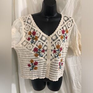Cream crochet floral scallop neckline pearlescent button cardigan top size Large